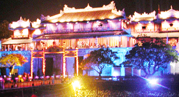 Hue au Vietnam va accueillir les visiteurs la nuit
